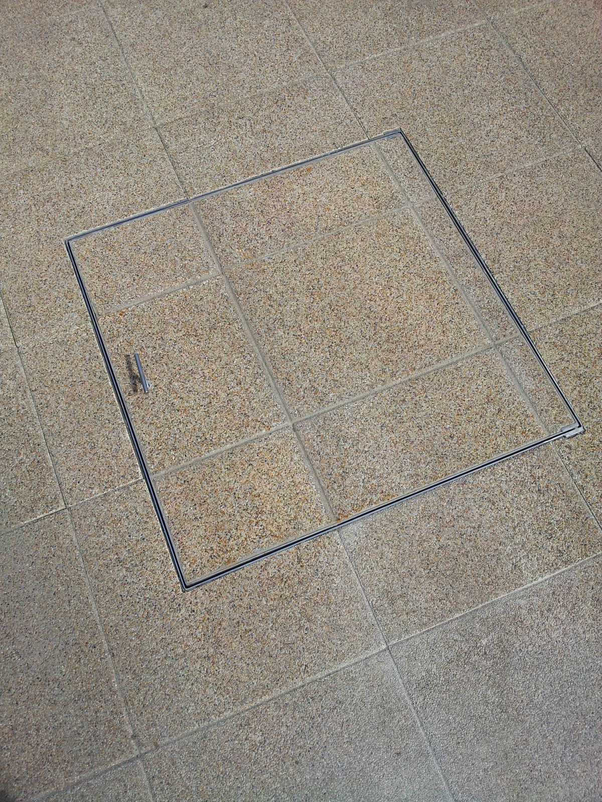 600 mm Betonöffnung Edelstahl-Schachtdeckel mit Gasfeder, V2A, 12/58, für den Fahrzeugverkehr, mit Wärmedämmung
