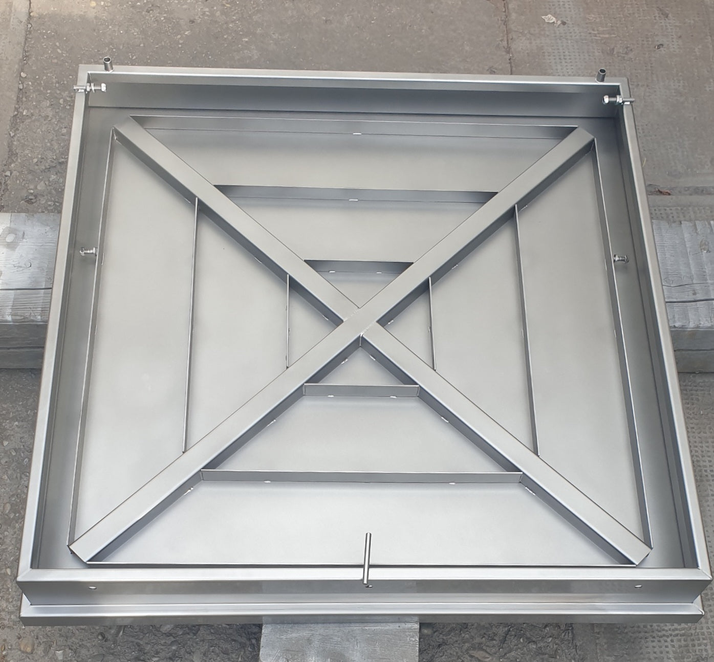 600 mm Betonöffnung Edelstahl-Schachtdeckel mit Gasfeder, V2A, 12/58, für den Fahrzeugverkehr, mit Wärmedämmung